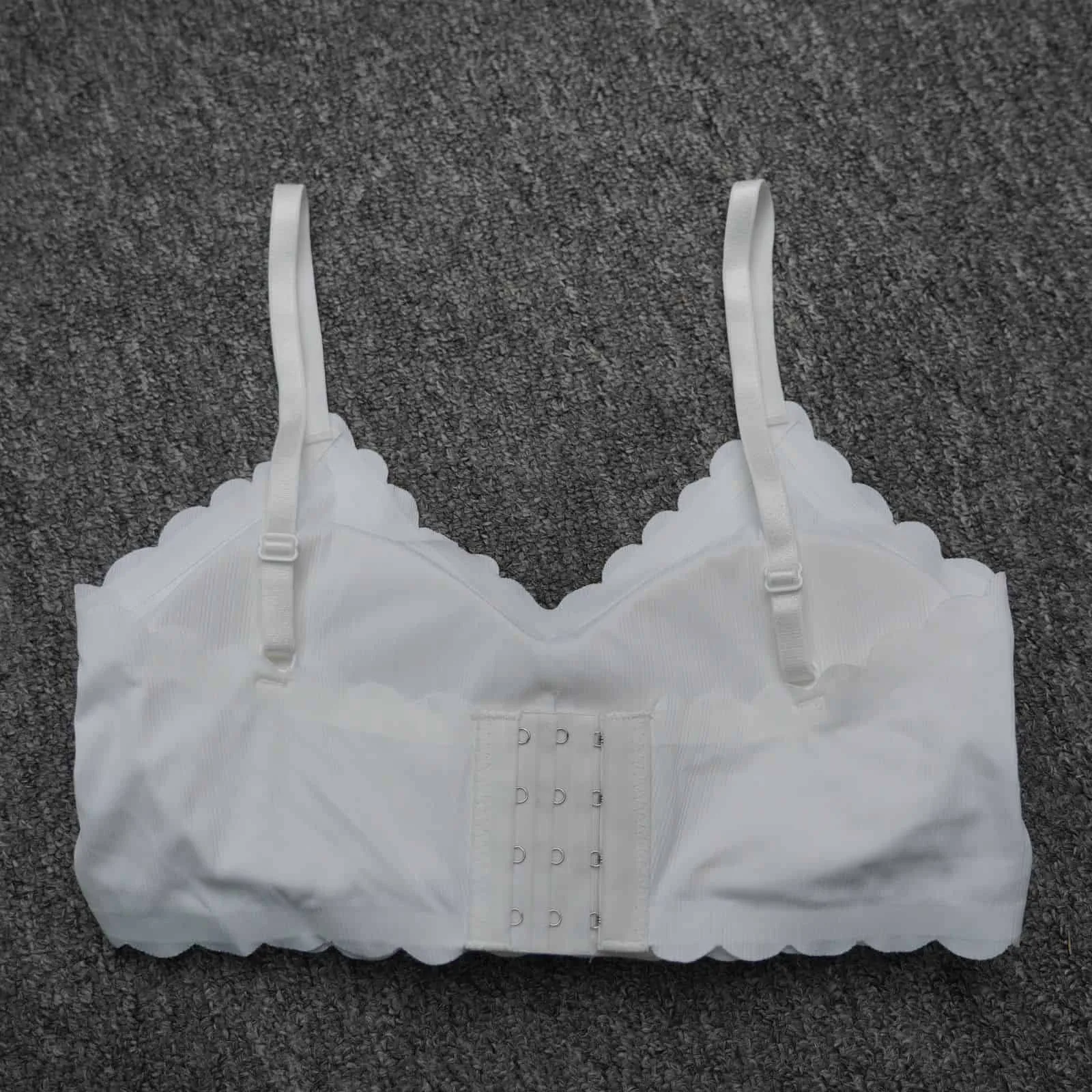 Breathable Seamless Scalloped V-neck Scalloped Bra